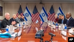 Menteri Pertahanan Israel Yoav Gallant (sisi kiri) dan Menteri Pertahanan AS Lloyd Austin (sisi kanan) dalam pertemuan bilateral di Pentagon, Washington, Selasa, 26 Maret 2024. (Foto: Jacquelyn Martin/AP Photo)