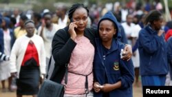 Une mère de famille a rejoint sa fille après l'incendie dans un lycée à Nairobi, Kenya, le 2 septembre 2017. 