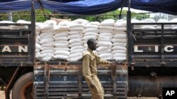 Lori lenye unga wa mahindi lawasili, ambapo unga huo uligawiwa kwa wananchi walioathirika kiuchumi kutokana na amri ya kutotoka nje iliyowekwa kuzuia kuenea kwa virusi vya coronae katika kitongoji cha Bwaise nje ya mji mkuu wa Uganda, Kampala, Aprili 4, 2020.