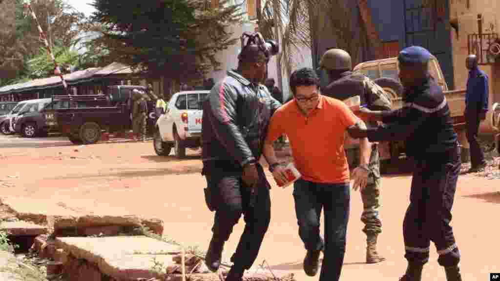 Les services de sécurité malienne évacuent des otages libérés de l&rsquo;hôtel Radisson Blu, à Bamako, au Mali, 20 novembre 2015.