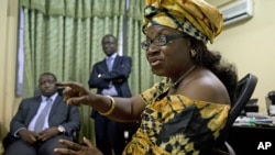 Les opposants Julius Maada Bio, à gauche, et Kadi Sesay, à droite, en réunion à Freetown, Sierra Leone, 20 novembre 2012.