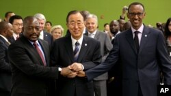 Photo d’archives : le secrétaire général de l’ONU, Ban Ki-moon, centre, entouré du président de la République démocratique du Congo, Joseph Kabila Kabange, à gauche, et du président du Rwanda, Paul Kagamé, à la 67e session de l'Assemblée générale au Siège des Nations Unies, le 27 septembre 2012.