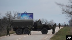 2月28日俄羅斯軍隊阻斷了通往烏克蘭克里米亞軍事機場的道路