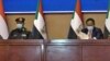 Le général en chef soudanais Abdel Fattah al-Burhan (à g.) et le Premier ministre Abdalla Hamdok signent un accord qui rétablit la transition vers un régime civil au Soudan, dans la capitale Khartoum, le 21 novembre 2021.