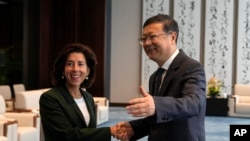 美國商務部長雷蒙多2023年8月30日與上海市委書記陳吉寧會面。（美聯社）