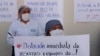 Un trabajador de la salud pide donaciones inmediatas de insumos médicos en el Hospital Del Norte, en El Alto, Bolivia el 16 de junio de 2020.