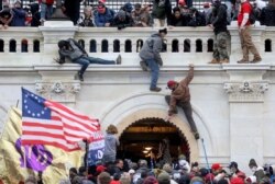 FILE - Genge la wafuasi wa Rais wa zamani wa Marekani Donald Trump fight wakiwashambulia maafisa wa polisi wanaolinda Bungeni walipovami jengo la Bunge la Marekani Washington, Jan. 6, 2021.