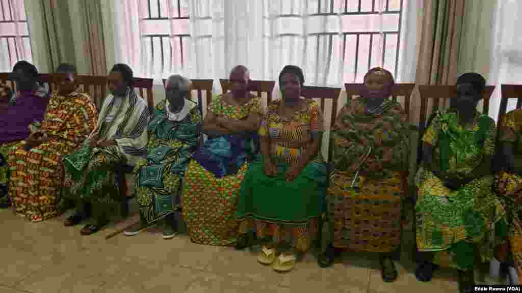 Bamwe mu babyeyi bagizwe incike na jenoside batuye mu nzu yabagenewe iri mu karere ka Bugesera mu ntara y'uburasirazuba bw'u Rwanda mu kiganiro n'umunyamakuru w'Ijwi ry'Amerika Eddie Rwema