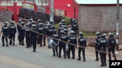 La police déployée dans le quartier de Buea, à Douala, Cameroun, 1er octobre 2017.