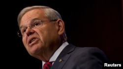 來自美國東部新澤西州的民主黨參議員梅南德茲(Senator Robert Menendez)在美國一所大學發表演講
