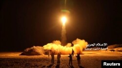 Une photo distribuée par l’unité des médias militaires houthis montre le lancement par les forces houthies d’un missile balistique visant l’Arabie saoudite, le 25 mars 2018.