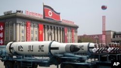 4月15日的閱兵式上展示的一枚潛射彈道導彈
