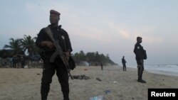 Des soldats se tiennent en position à Grand Bassam, en Côte d'Ivoire, le 13 mars 2016.