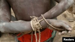 Un prisonnier, soupçonné d'être un membre de Boko Haram, a été arrêté par des soldats tchadiens à Gambaru, au Nigeria, le 26 février 2015.