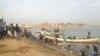 Des pêcheurs déchargent leurs pirogues à Guet Ndar, au Sénégal, le 4 février 2018.(VOA/Seydina Aba Gueye)