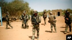 Les recherches se poursuivent pour retrouver les auteurs de l'attentat de vendredi dans le nord du Mali (AP)