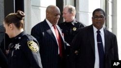 Bill Cosby quitte le tribunal après une audience préliminaire, le 29 mars 2018, au palais de justice du comté de Montgomery à Norristown, en Pennsylvanie.