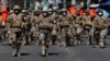 Soldados caminan por una calle vacía en La Paz, Bolivia, debido a la cuarentena impuesta por el gobierno debido al coronavirus. 