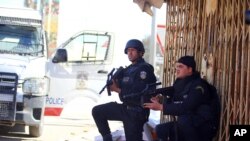 Les forces de sécurité tunisiennes prennent position lors d'une opération contre contre des jihadistes près de Ben Guerdane, Tunisie, 8 mars 2016.