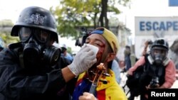 Manifestação em Caracas contra o Presidente Nicolas Maduro. Manifestante é ajudado depois de ficar ferido. Venezuela, Julho 22, 2017.