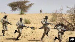 Sur cette photo d'archives du 18 mars 2004, des soldats maliens s’entraînent aux côtés des forces spéciales américaines près de Tombouctou, dans le cadre de l'Initiative pan-sahélienne américaine 