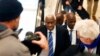 L'ancien président de l'Association internationale des fédérations d'athlétisme Lamine Diack, au centre, arrive au palais de justice de Paris, le 13 janvier 2020. (AP)