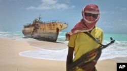 Un pirate somalien armé, près des côtes somaliennes, le 23 septembre 2012.