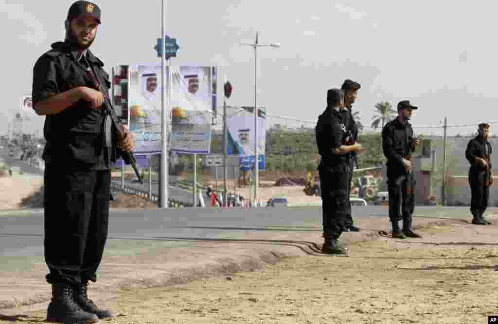 Palestinian Hamas security officers guard Gaza&#39;s main road as they wait for the convoy of the Qatari Emir Sheikh Hamad bin Khalifa Al-Thani to arrive in Gaza City, October 23, 2012. 
