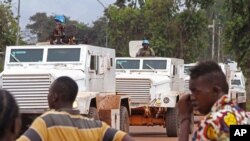 Des soldats de maintien de la paix de l'ONU patrouillent à bord de véhicules blindés à Bangui, Centrafrique, 30 septembre 2015. 
