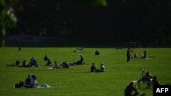 Les gens s'assoient dans l'herbe à Central Park le 15 octobre 2020 à New York.