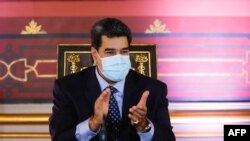 Gambar selebaran yang dirilis oleh Kepresidenan Venezuela ini menunjukkan Presiden Venezuela Nicolas Maduro menghadiri pertemuan dengan anggota Majelis Konstituante Nasional (ANC) di Istana Legislatif Federal di Caracas pada 29 September 2020. (Foto: AFP)