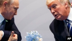 Le président russe Vladimir Poutine et son homologue américain Donald Trump lors d’une rencontre en marge du sommet du G20 à Hambourg, Allemagne, 7 juillet 2017.