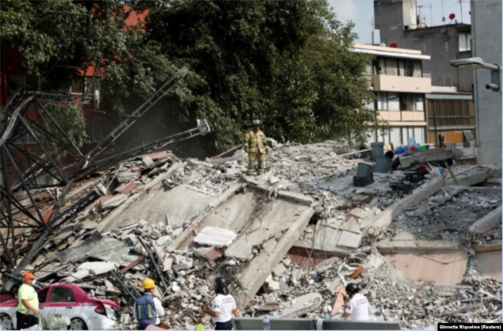 Des secouristes recherchent des survivants dans les décombres à Mexico, Mexique, le 19 septembre 2017.