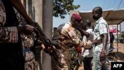 Des soldats centrafricains dans le district PK5 de Bangui, Centrafrique, 13 décembre 2015.