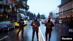 La police sécurise le lieu de l'attaque à Istanbul, Turquie, le 1er janvier 2017. 