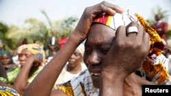 Des parents de lycéennes enlevées par Boko Hama à Chibok pleurent pour les filles,14 janvier 2016.
