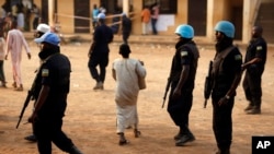 Des Casques bleus patrouillent à Bangui après une attaque à Bangassou, Centrafrique, 14 février 2016.
