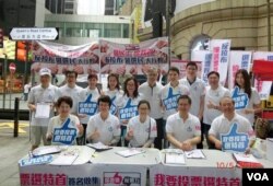 由建制派人士發起的「保普選反暴力」大聯盟，在全港各區設超過800個街站收集支持政改的簽名。(保普選反暴力大聯盟網上照片)