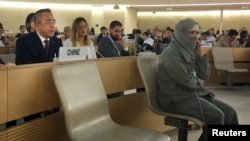 吐尼亞孜（左一）6月25日在日內瓦的聯合國人權理事會第41屆會議上為中國當局在新疆設立再教育營辯護。