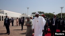 Le président nigérian Muhammadu Buhari reçoit son homologue Ellen Johnson-Sirleaf à Abuja, Nigeria le 9 janvier 2017.