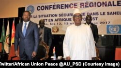 Le chef d'Etat togolais Faure Gnassinbgé, président de la Communauté économique des Etats d'Afrique de l'Ouest (Cédéao), à droite, à côté de son homologue malien Ibrahim Boubacar Keïta lors de l’inauguration du centre de coordination ouest-africain à Bamako, le 14 octobre 2017.