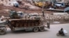 L'artillerie de l'armée turque arrive dans l'est d'Idleb, en Syrie, le 15 février 2020.