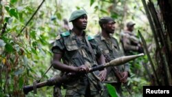 Des militaires de la RDC (FARDC) patrouillent contre les rebelles des ADF et de l'Armée nationale de libération de l'Ouganda (NALU) près de Beni dans la province du Nord-Kivu.