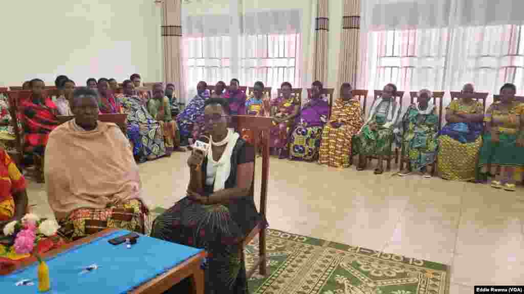 Bamwe mu babyeyi bagizwe incike na jenoside batuye mu nzu yabagenewe iri mu karere ka Bugesera mu ntara y'uburasirazuba bw'u Rwanda mu kiganiro n'umunyamakuru w'Ijwi ry'Amerika Eddie Rwema