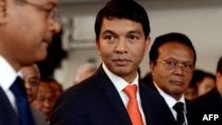 Le leader de la transition Andry Rajoelina (au c.) participe à une cérémonie à Antananarivo, le 13 mai 2013