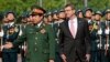 Bộ trưởng Quốc phòng Việt Nam Phùng Quang Thanh đón tiếp Bộ trưởng Quốc phòng Mỹ Ashton Carter trong một buổi lễ tại Hà Nội ngày 1/6/2015. 