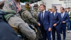 法國總統馬克龍（Emmanuel Macron）2024年5月23日抵達動盪不安的法國新喀里多尼亞，並與當地警察和安全部隊人員會面。 （美聯社）