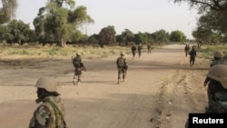 Des soldats nigériens en patrouille à la frontière.
