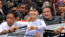 緬甸民主派領袖昂山素姬星期一離開在仰光的全國民主聯盟總部