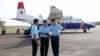 Phó tham mưu Quân chủng phòng không Đỗ Đức Minh (phải) đứng trước một máy bay tìm kiếm cứu hộ CASA 212 chỉ đạo nhân viên tìm kiếm chuyến bay Malaysia Airlines MH370 mất tích năm 2014. Chiếc máy bay CASA-212 vừa bị rơi thuộc về lực lượng cứu hộ cứu nạn quốc gia Việt Nam. 